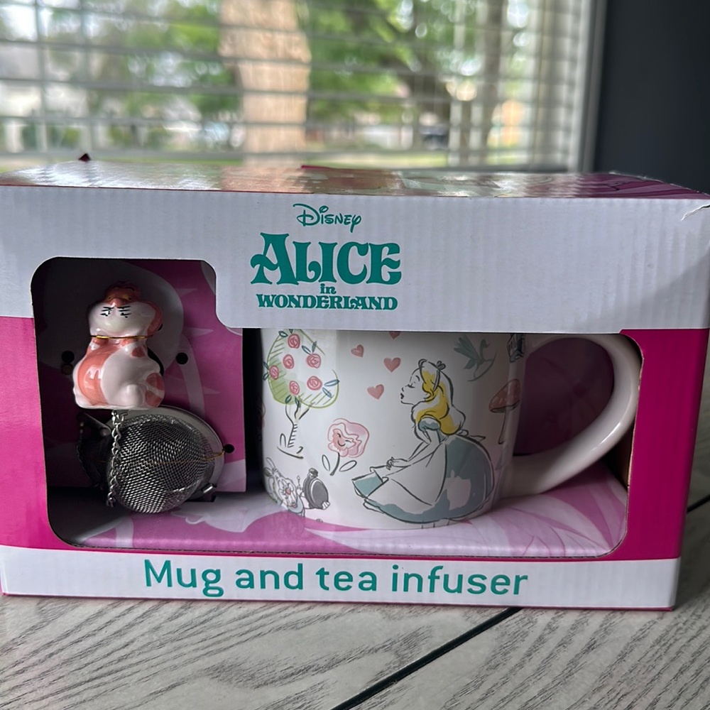 Disney Alice In Wonderland Mug and tea Infuser